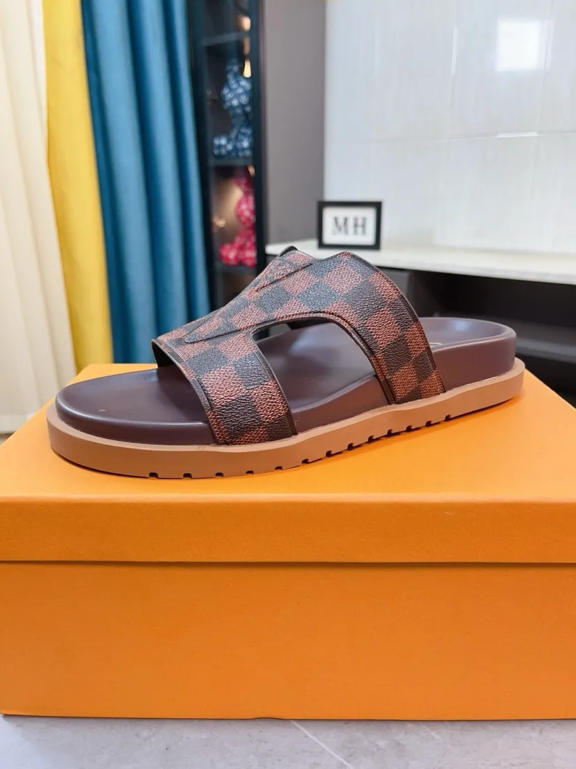 Men's shoes💰300🌹🌹【LV】Multi-color new men's slippers, original top-quality version, original special cowhide with pebbled embossing➕sheepskin on the inner and side, non-slip combination sole, more stable walking, more comfortable and lightweight, high-end and generous, size: 38~44
